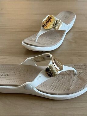 CROCS SANRAH GOLD MEDALLION THONG FLIP FLOP WEDGE SANDALS CREAM BEIGE GOLD SZ 9
